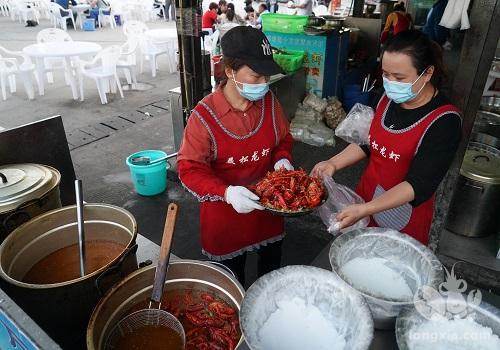 江苏金湖：小龙虾成熟季 红了餐桌热了经济