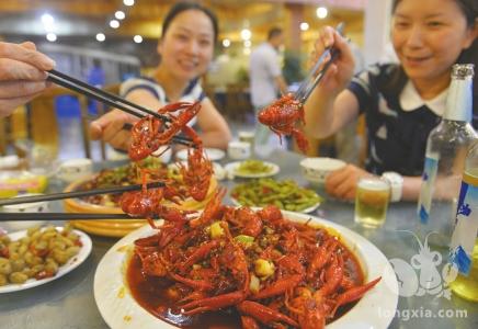 武汉人吃虾的热情又回来了 一家店一天卖出1吨 一桌客一晚点了19份