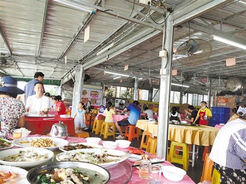 开渔后，大量河鲜上市 石板沙迎来八方“饕餮客”