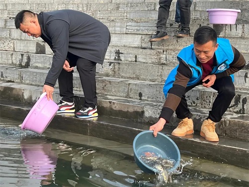 携手打击非法捕捞，增殖放流修复生态