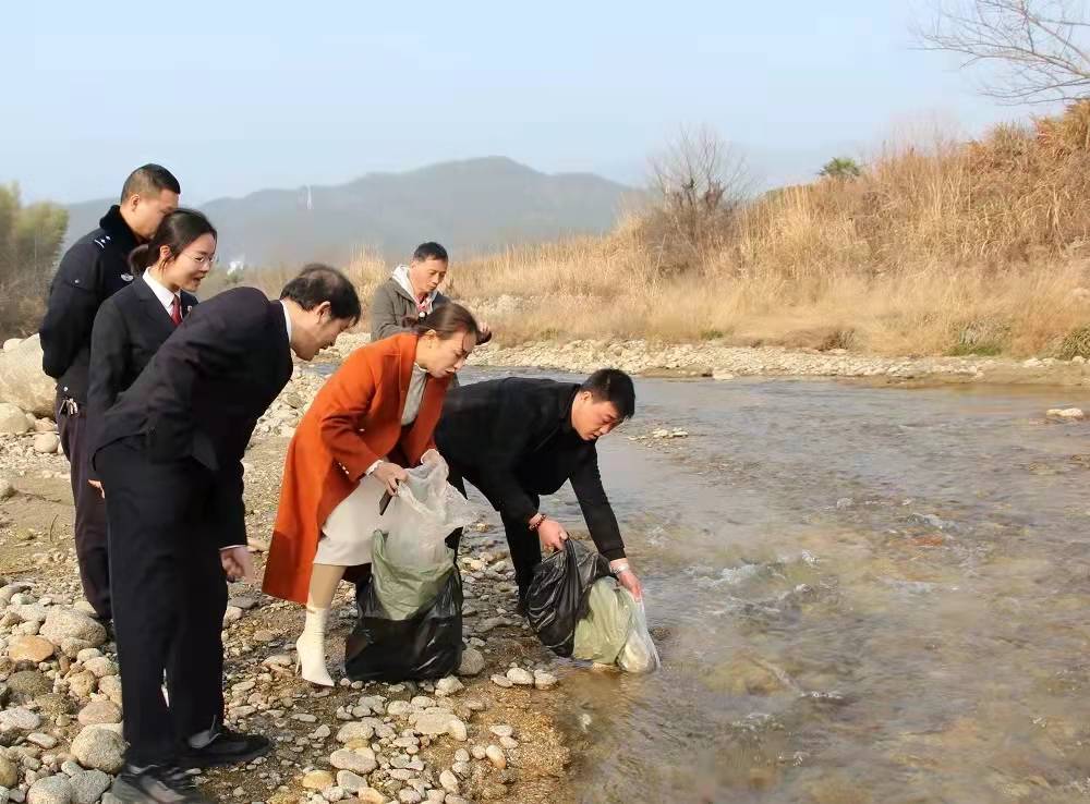 江西宜春靖安：开展增殖放流工作，守护潦河生态