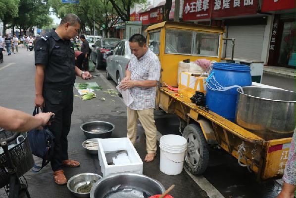 浙江临海渔政执法人员放生一条“娃娃鱼”